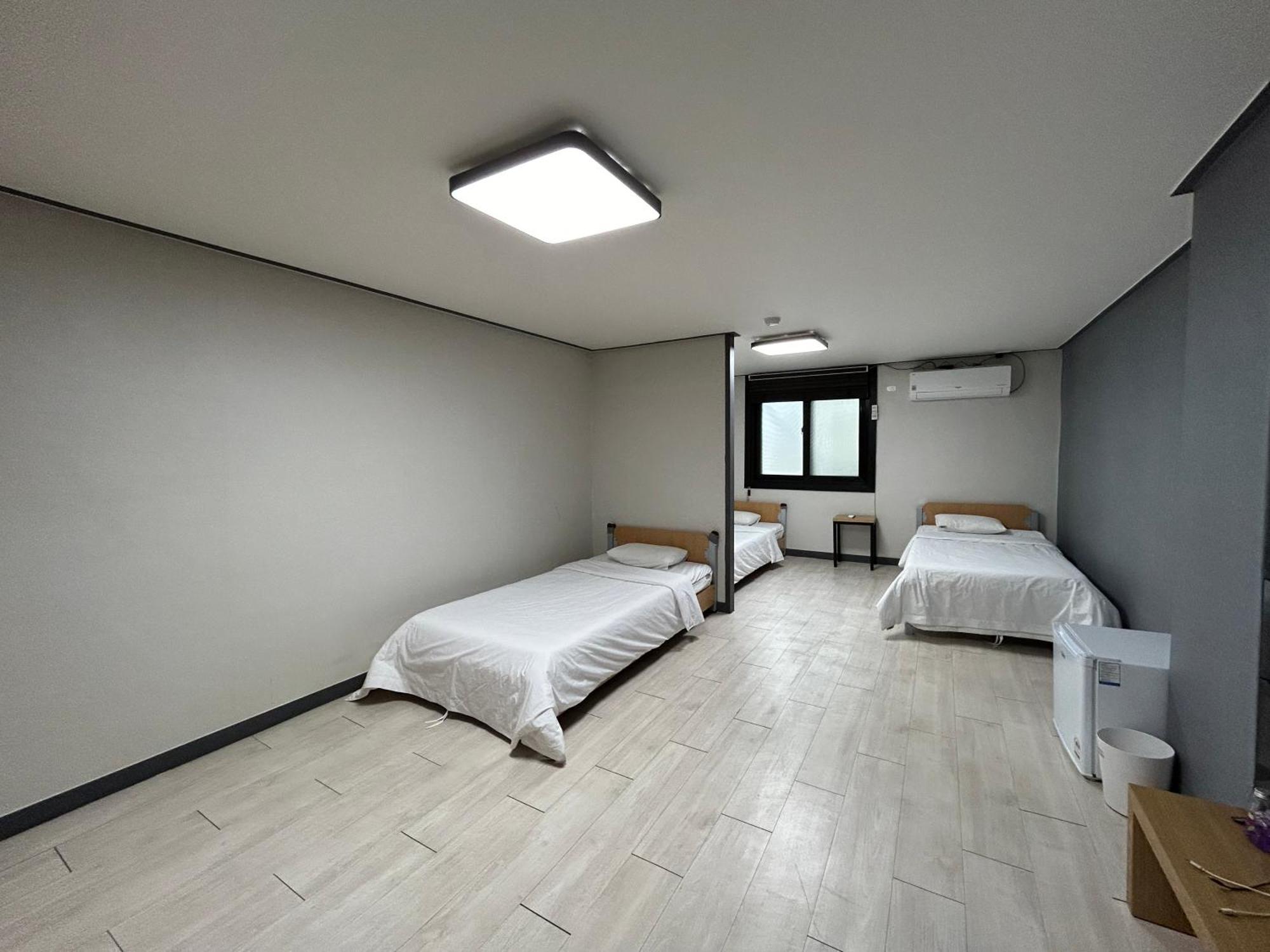 Deluxe Motel Geoje Quarto foto