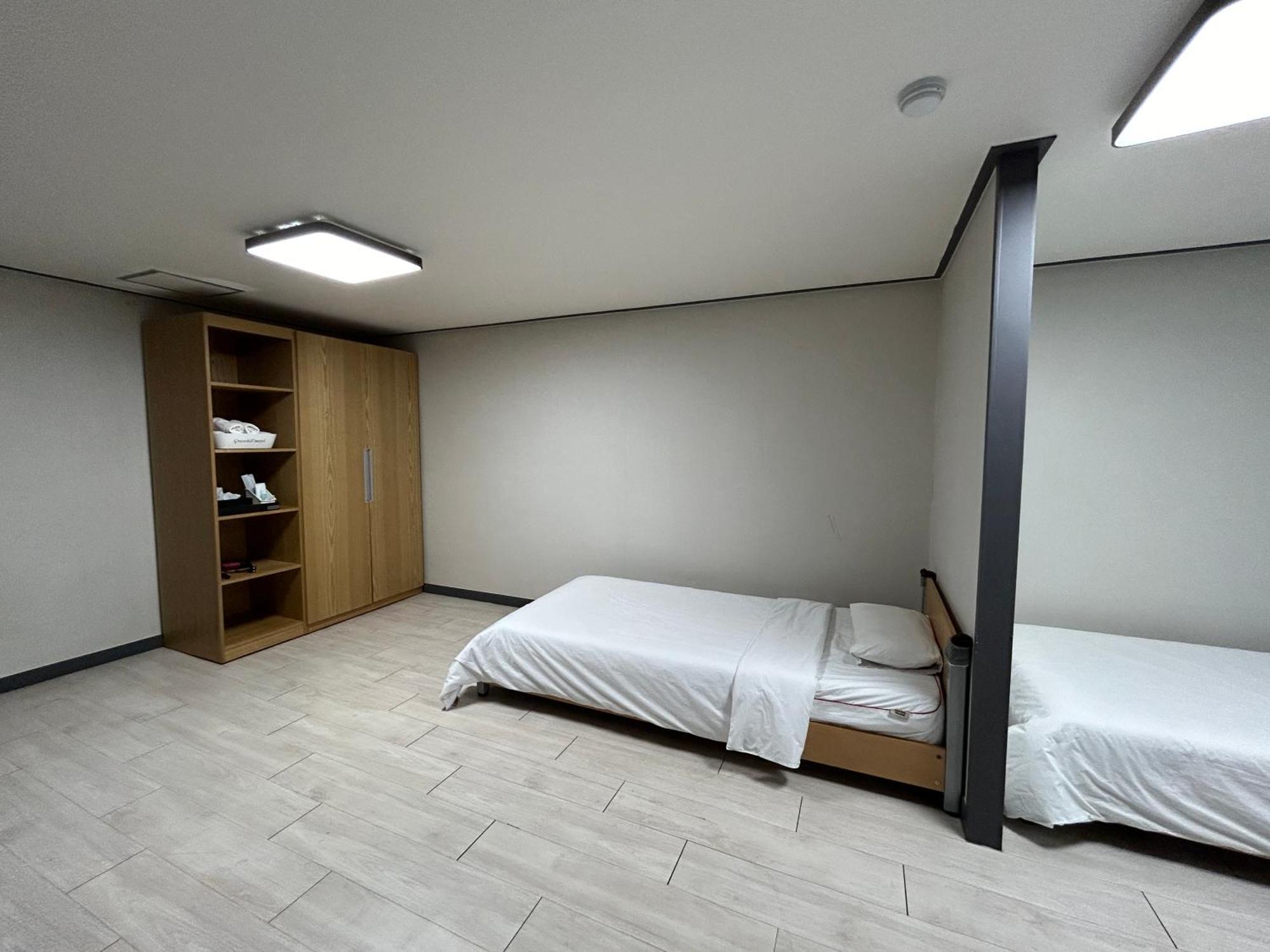 Deluxe Motel Geoje Quarto foto
