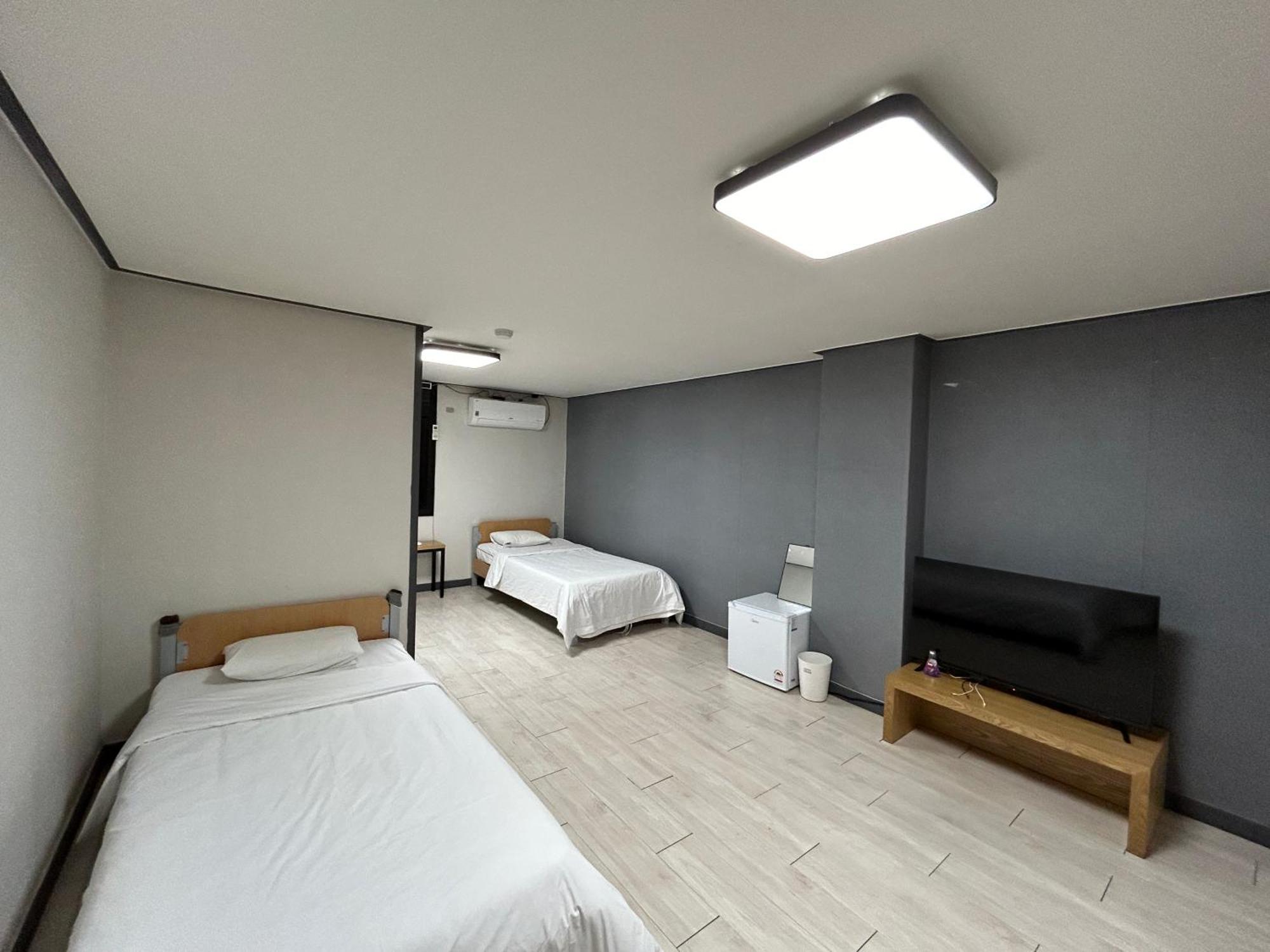 Deluxe Motel Geoje Quarto foto