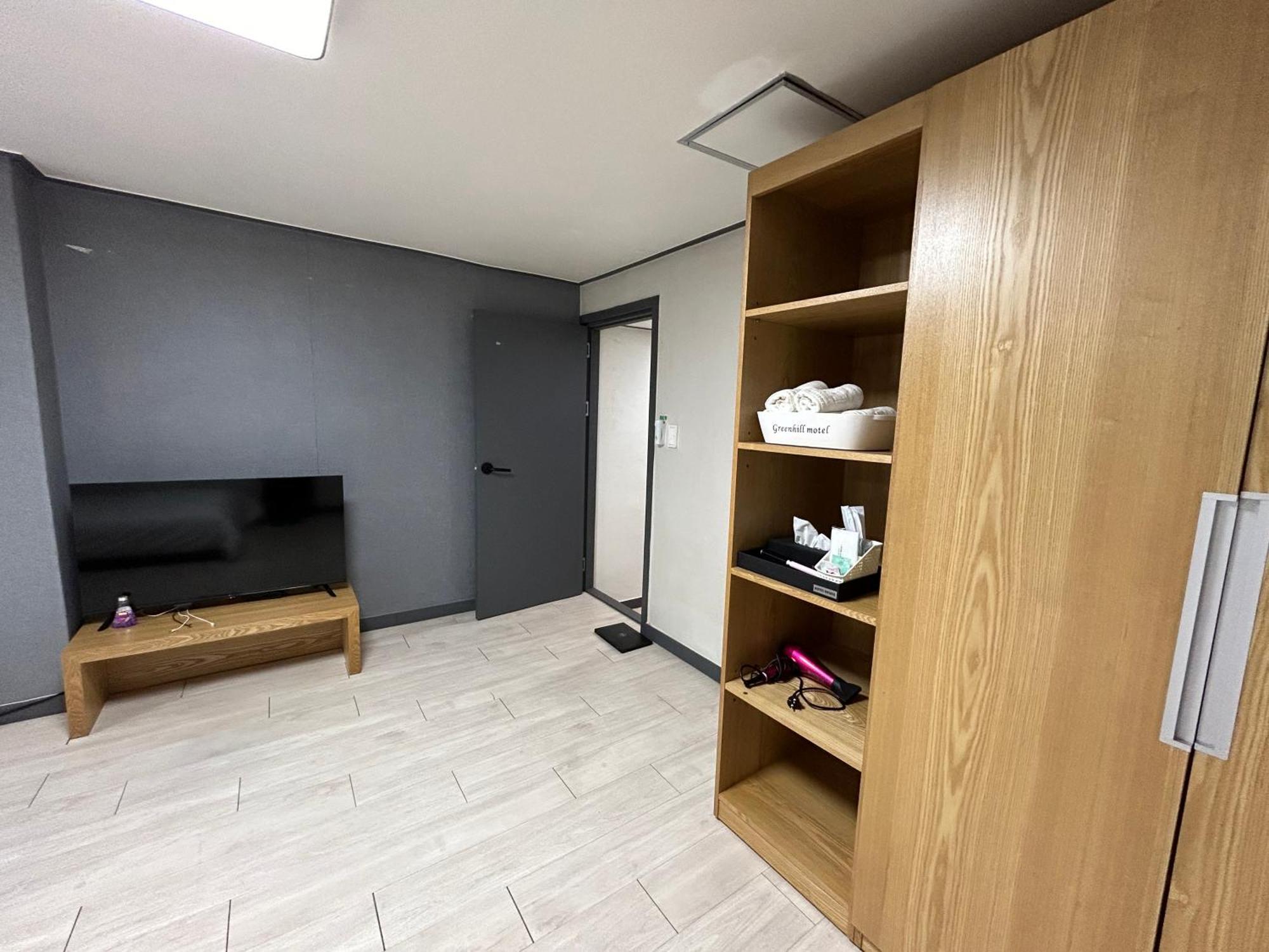Deluxe Motel Geoje Quarto foto